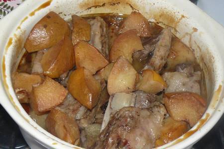 Фото к рецепту: Свиные ребра в духовке с айвой и яблоком