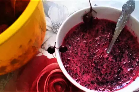 Черноплодная рябина (арония) перетертая с сахаром без варки