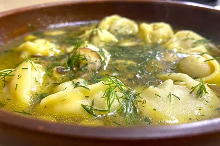 Пельмени в бульоне с грибами