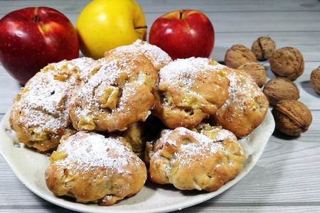 Фото к рецепту: Мягкое яблочное печенье с орехами