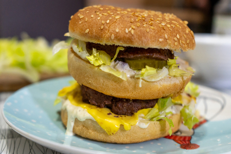 Фото к рецепту: Гамбургер за 10 минут