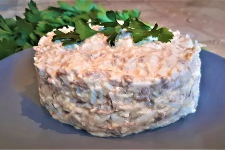 Салат из консервированного лосося, сыра и яиц