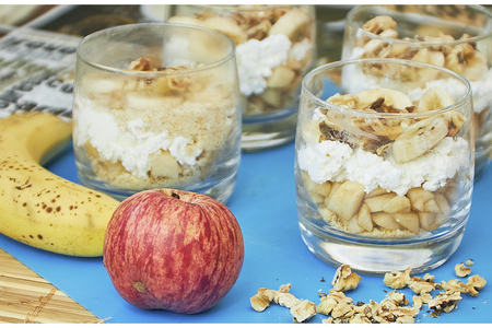 Фото к рецепту: Творожно-яблочный десерт, с грецкими орехами в стакане