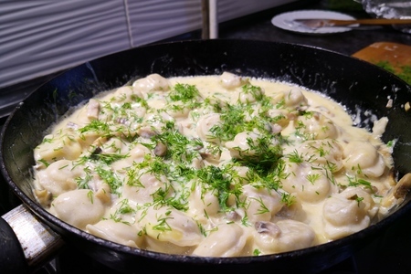 Фото к рецепту: Пельмени на сковороде в сметанном соусе