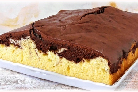 Фото к рецепту: Пирог-кекс с шоколадным верхом