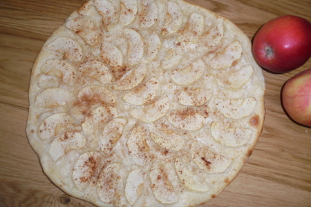 Белая пицца (с яблоками и корицей)