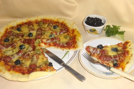 Пицца с колбасками и оливками