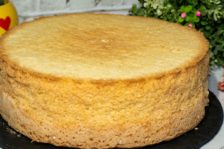 Фото к рецепту: Бисквит на коржи для торта без соды и разрыхлителя