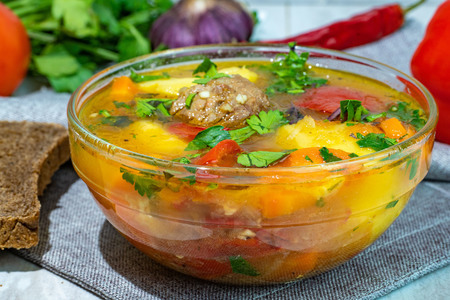Суп-шурпа из мяса баранины с овощами и специями по-узбекски