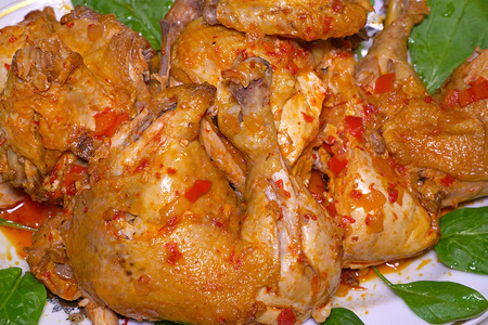 Фото к рецепту: Курица в красном соусе на праздничный стол