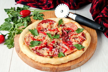 Фото к рецепту: Пицца домашняя с мясом