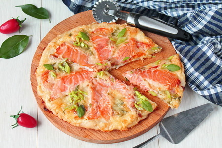 Фото к рецепту: Пицца с лососем и зеленым луком