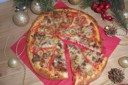 Фото к рецепту: Пицца с двумя видами мяса