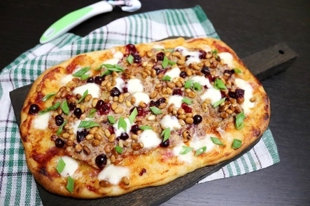 Фото к рецепту: Острая пицца с фаршем из индейки, клюквой и кедровыми орешками