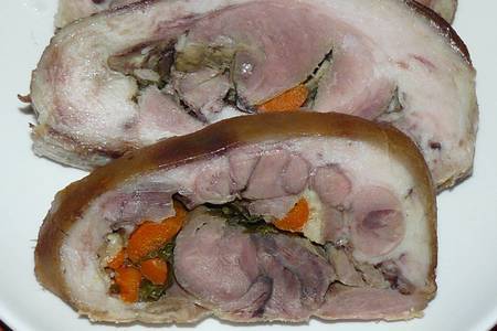 Фото к рецепту: Фаршированная свиная рулька