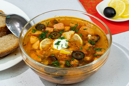 Фото к рецепту: Суп с овощной заправкой и колбасой