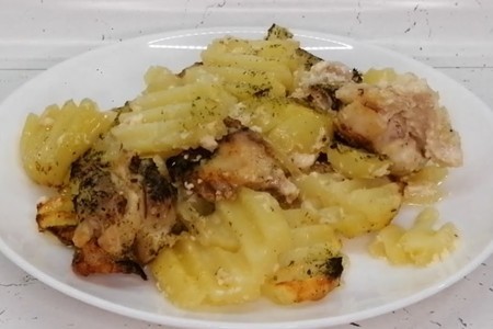 Фото к рецепту: Сочная картошка с курицей в духовке 
