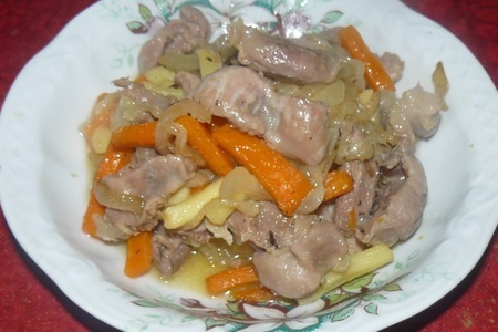 Фото к рецепту: Тушеные куриные желудки