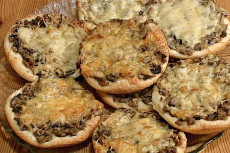 Мини пиццы из готового слоеного теста с грибами, в сливочном соусе и сыром
