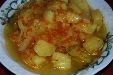 Фото к рецепту: Тушеная картошка с капустой