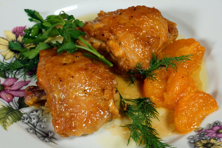 Фото к рецепту: Курица имбирная запеченная с мандаринами
