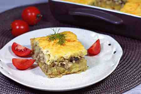 Фото к рецепту: Картофельная запеканка с курицей, грибами и сыром, залитое сметанной заливкой 