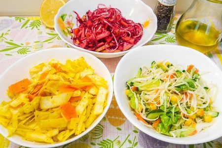Фото к рецепту: Три свежих весенних салата из капусты /постные/