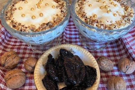 Фото к рецепту: Сметанный десерт с черносливом и грецким орехом