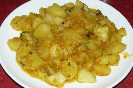 Картошка, тушенная с мясом и грибами в сметане