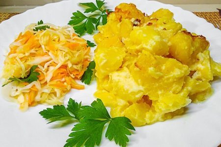 Картошка в сметане из духовки с салатом из ссср
