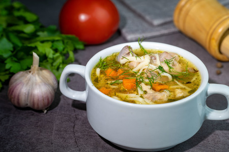 Куриный суп с домашней лапшой и специями без картошки