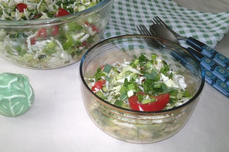Фото к рецепту: Салат из капусты с овощами и имбирной заправкой #постныйстол
