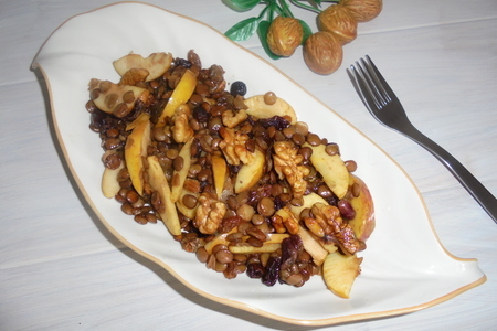 Фото к рецепту: Салат с чечевицей, грецкими орехами и изюмом #постныйстол