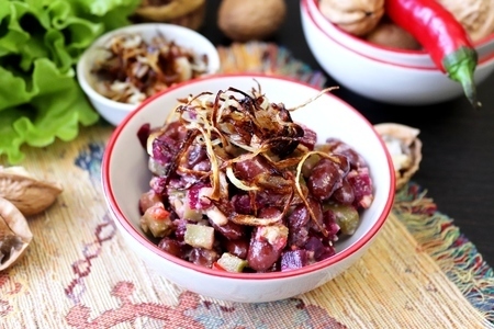 Фото к рецепту: Салат из фасоли и свеклы с ореховой заправкой #постныйстол