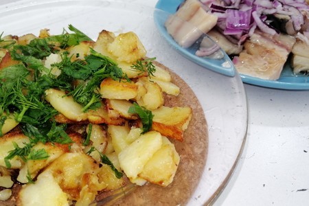 Фото к рецепту: Жареный картофель с малосольной скумбрией 