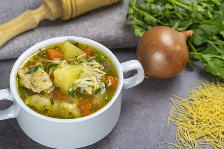 Диетический куриный суп с вермишелью и картофелем