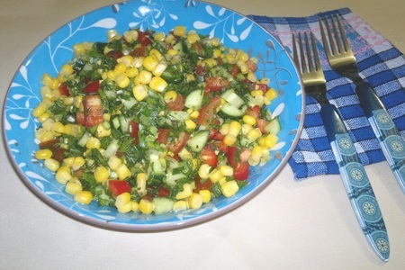 Фото к рецепту: Салат с овощами, кукурузой и черемшой #постныйстол