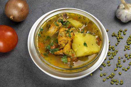 Турецкий чечевичный суп с овощами и копченостями