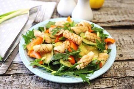 Фото к рецепту: Азиатский салат с жаренными кальмарами #постныйстол
