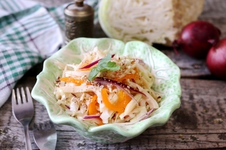 Фото к рецепту: Капустный салат с кальмарами под чесночной заправкой #постныйстол
