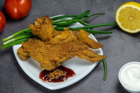 Куриные крылья в соевом соусе и панировке на сковороде