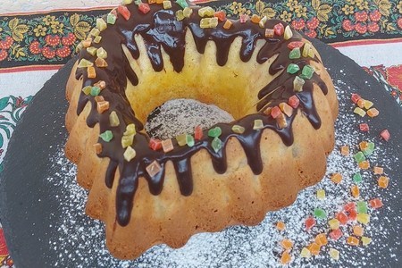 Бисквитный пирог с персиками и глазурью
