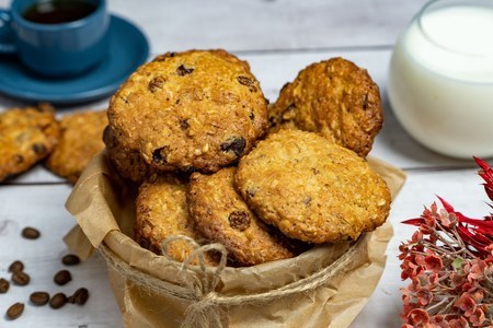 Фото к рецепту: Овсяное печенье с изюмом по-домашнему