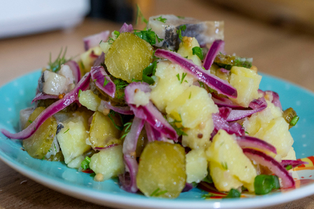 Фото к рецепту: Картофельный салат с сельдью, луком и солеными огурцами