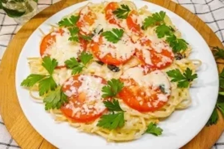 Фото к рецепту: Макароны с помидорами и сыром запекаем на сковороде