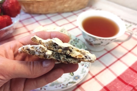 Фото к рецепту: Белковое печенье с орехами и шоколадом