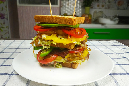 Фото к рецепту: Сэндвич со свиными ребрами и овощами