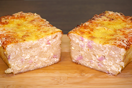 Фото к рецепту: Рваный пирог из лаваша с сыром и ветчиной в духовке