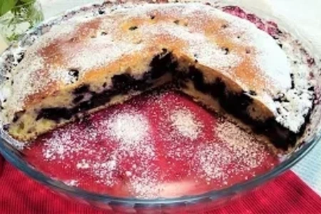 Фото к рецепту: Пирог на кефире с ягодами, заливной