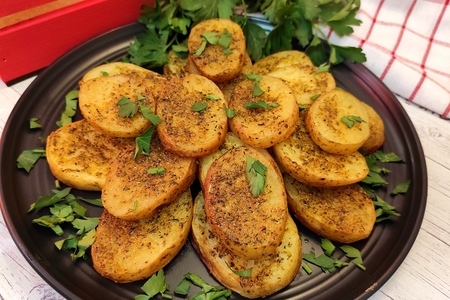 Фото к рецепту: Картофель, запеченный в духовке с ароматными травами